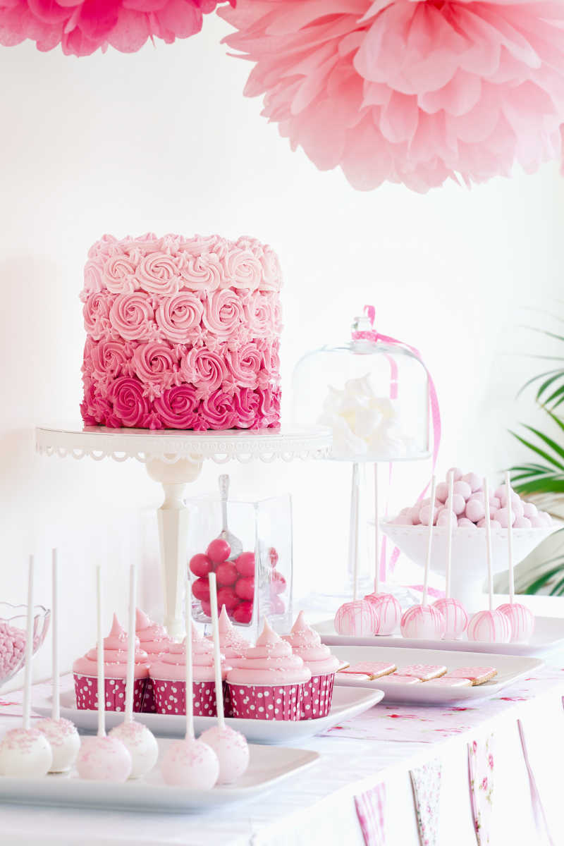 桌子上的粉色的蛋糕