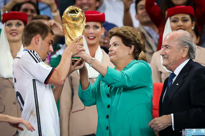 巴西总统迪尔玛·罗塞夫给运动员颁奖