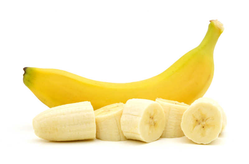 黄色香蕉与切块的香蕉