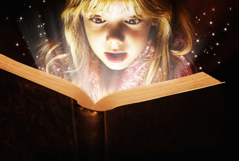 小女孩在读魔法书