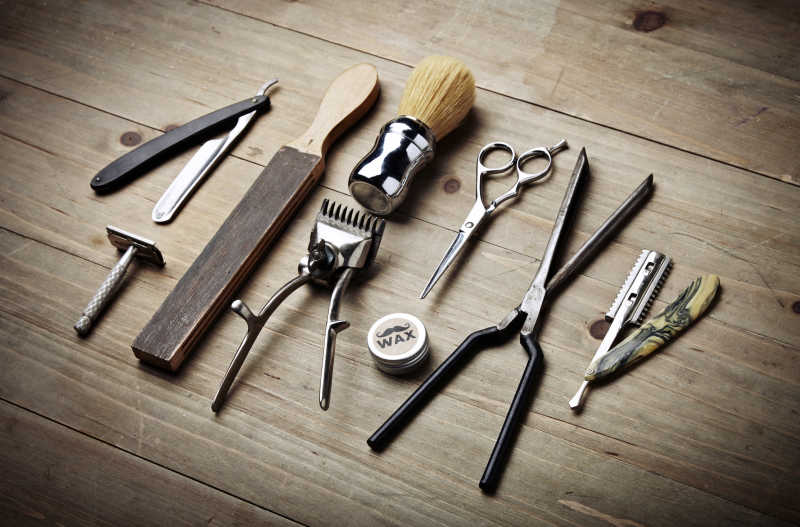 理发店里木制桌上的老式理发工具