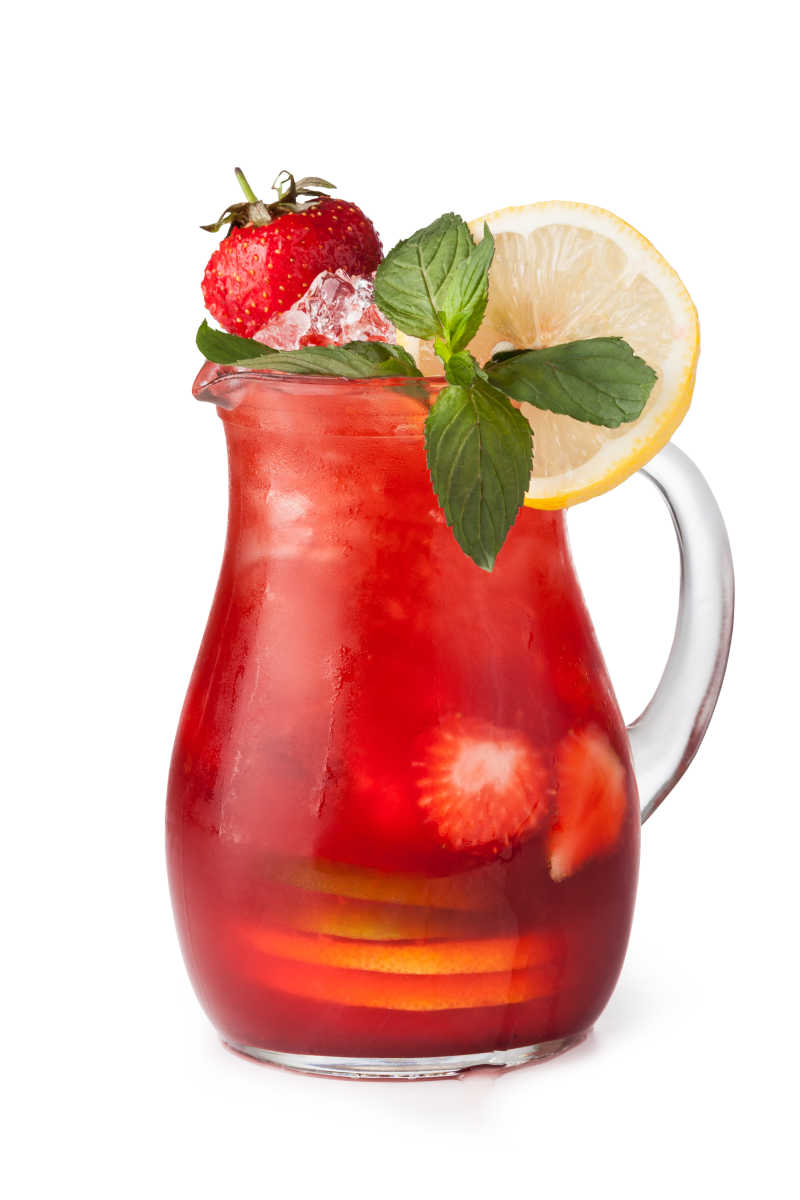 加冰块的红色草莓果汁