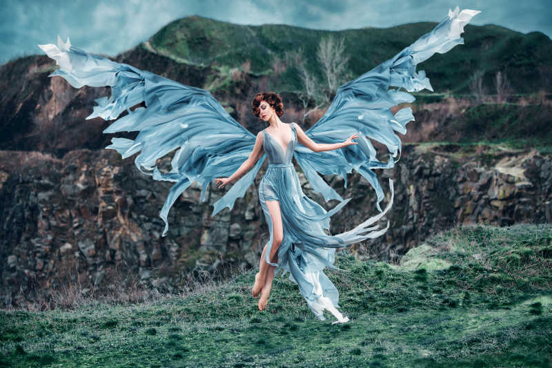 有美丽翅膀的女天使