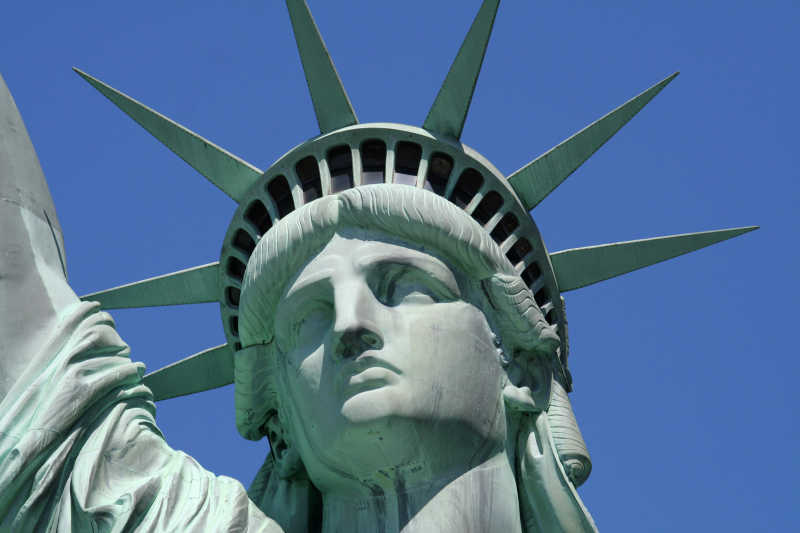 纽约蓝天下的自由女神像