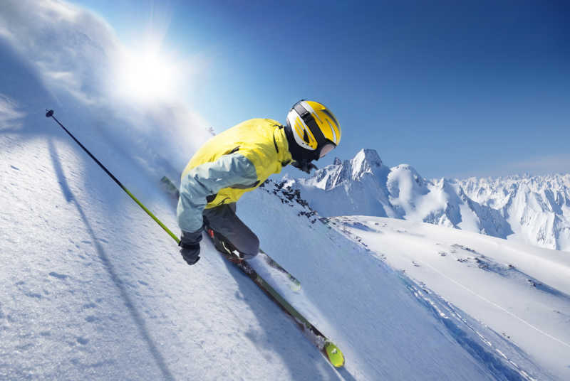 高山滑雪运动员滑雪中