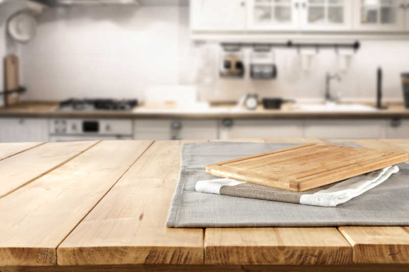 厨房背景下的桌布和木砧板