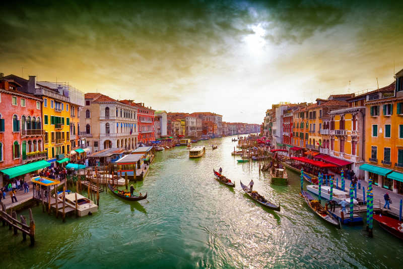 黄昏的威尼斯运河的交通和建筑风景