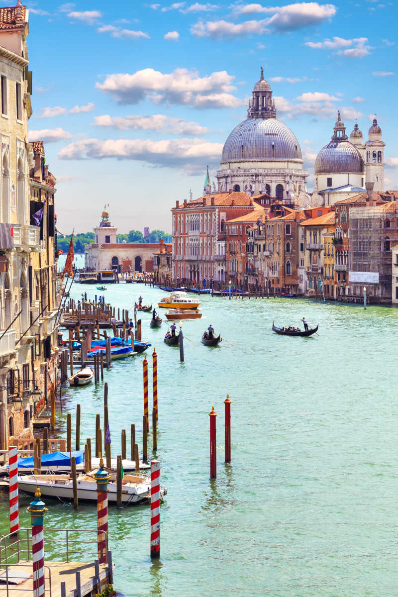 威尼斯的海上运输的风景和两旁的建筑