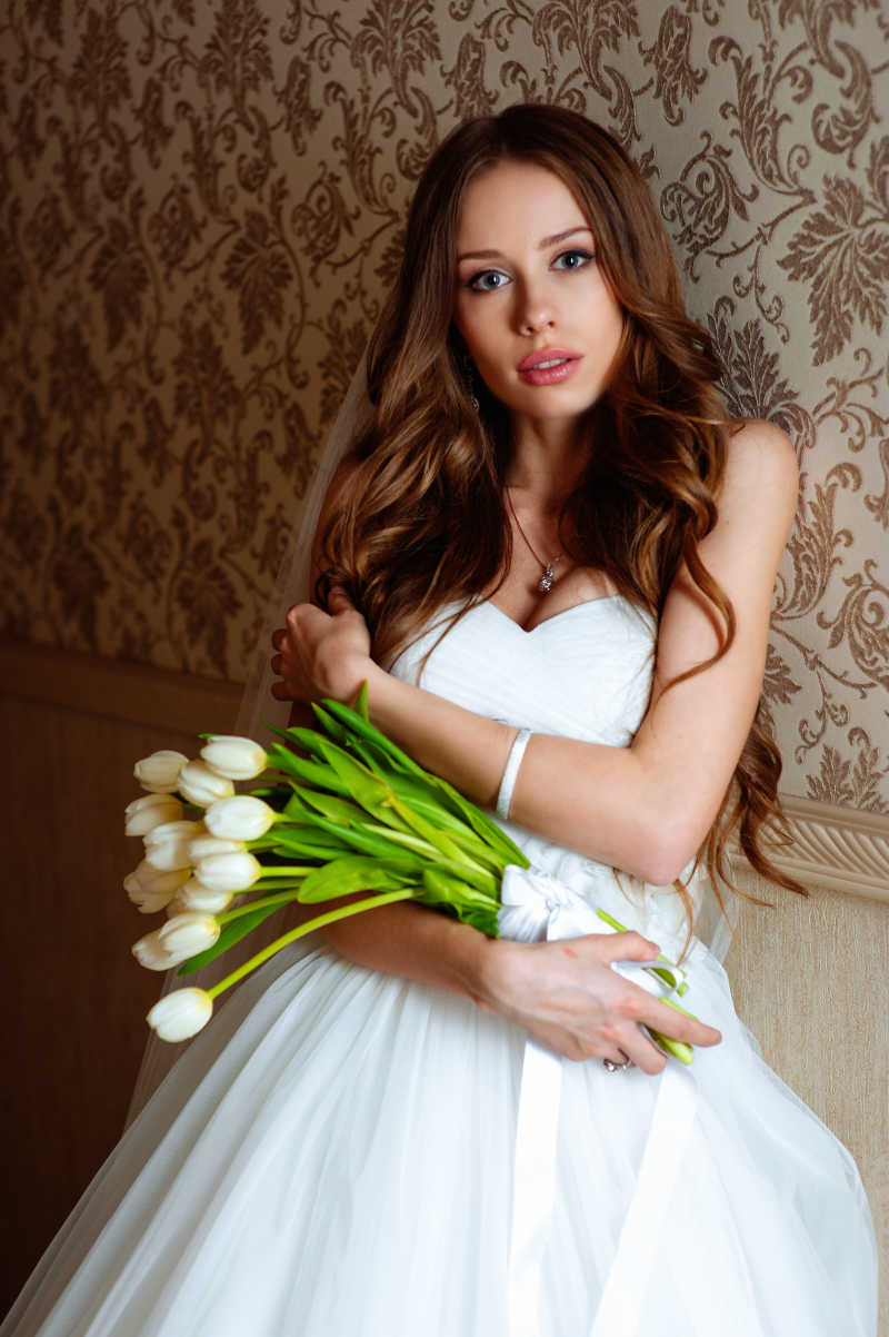 美丽的新娘拿着花束