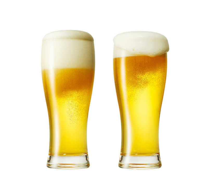 白色背景下的两杯啤酒