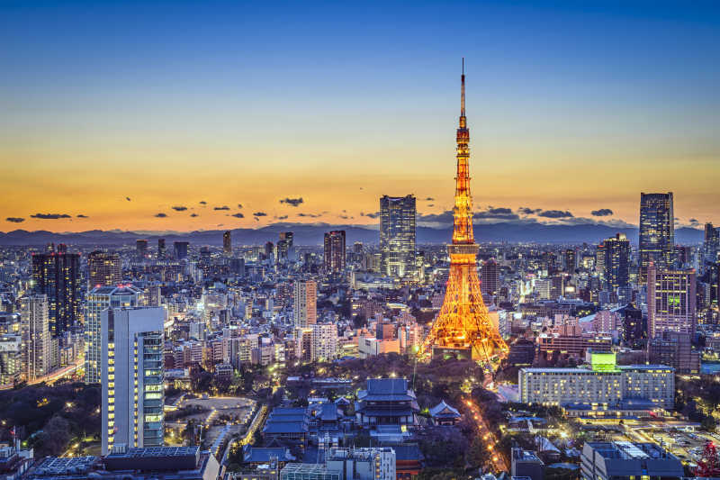日出-日落时分的东京铁塔城市风景