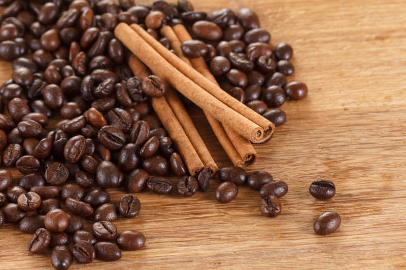 肉桂和八角咖啡豆在木制的桌子特写