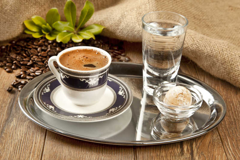 传统的土耳其咖啡杯和咖啡豆概念与木制背景
