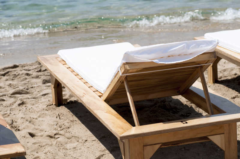 海滩上的木制休闲椅