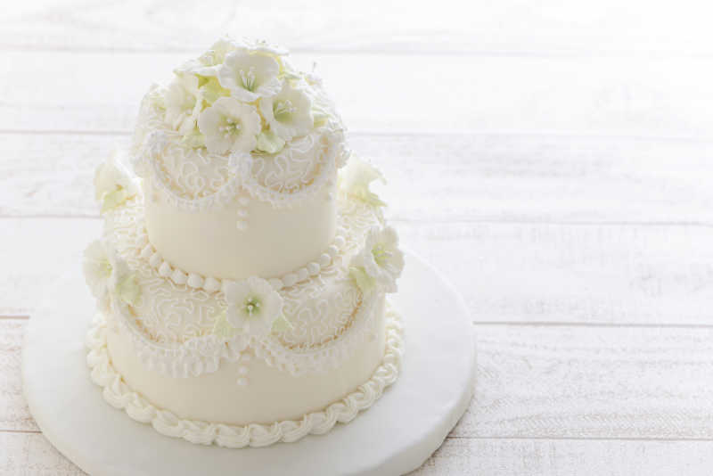 白色的糖花装饰蛋糕