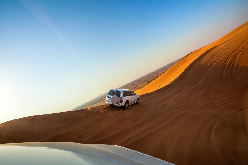 越野车的沙漠之旅