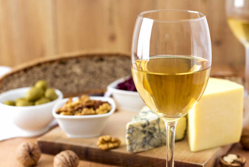 桌上的葡萄酒与奶酪