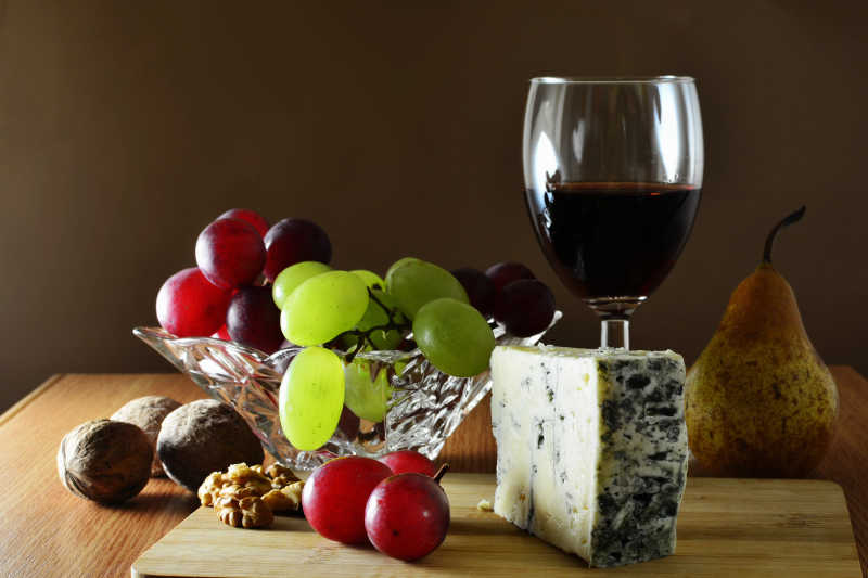 桌上的葡萄与红酒奶酪