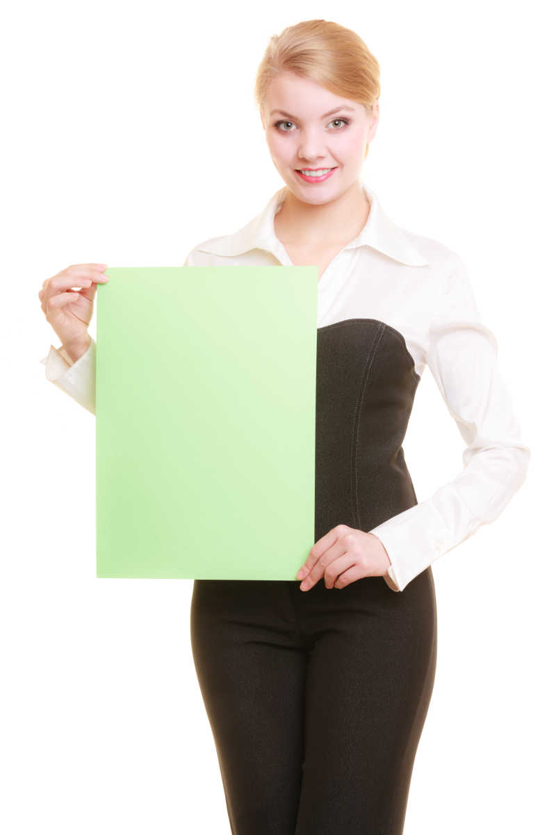 年轻女人拿着绿色广告纸
