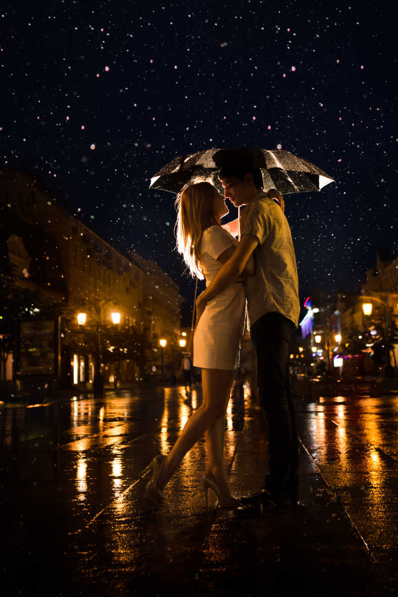 雨中接吻的情侣