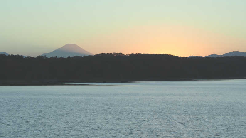 日出的富士山和湖面风景
