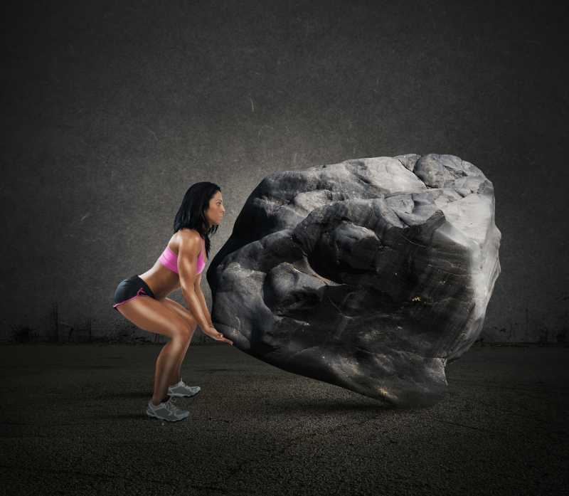 肌肉女人搬石头的力量