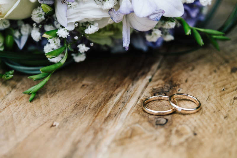 婚礼花束与美丽的金色结婚戒指