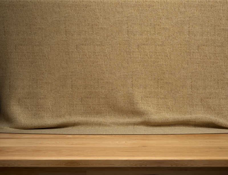 棕色麻布前的木桌