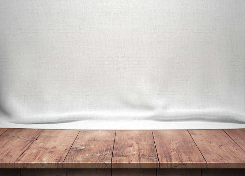 白布背景前的木桌