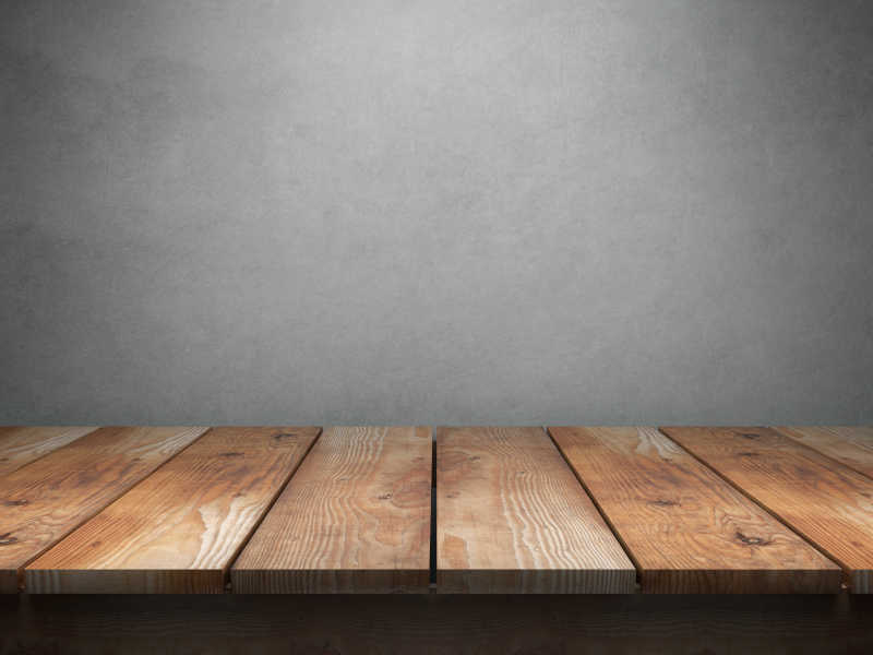 灰色背景下的木桌