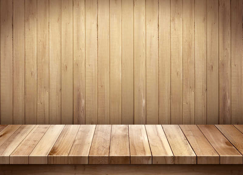 室内木制背景下的空木桌