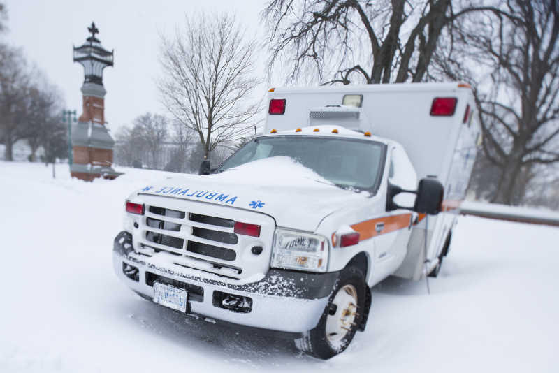 积雪覆盖的救护车