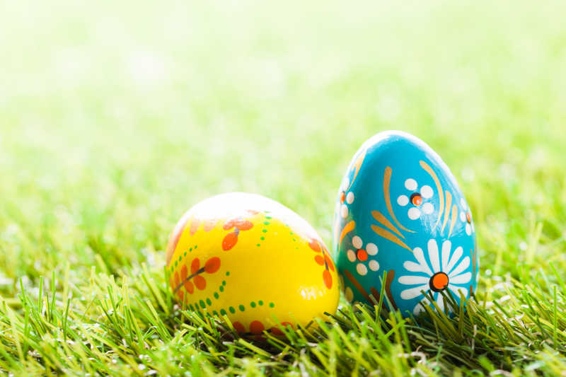 草地上的彩色复活节彩蛋