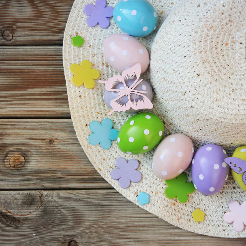 草帽上的复活节彩蛋
