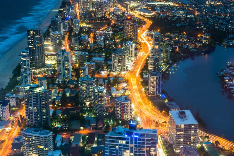 俯瞰夜间繁华的都市和街道