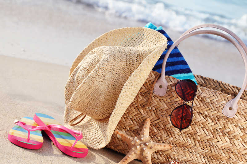 阳光下的沙滩帽和装备