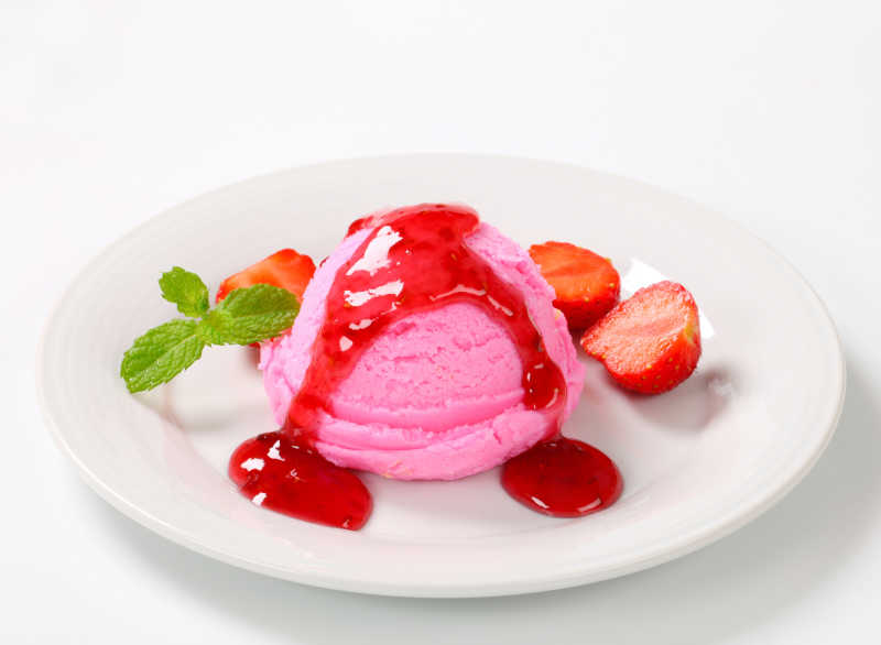 草莓酱冰淇淋甜品