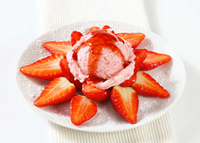 草莓和冰淇淋甜品
