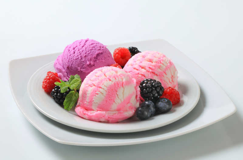 盘子里的浆果冰淇淋甜品