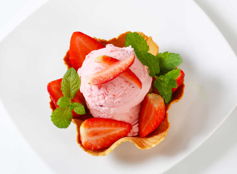 冰淇淋甜品和草莓
