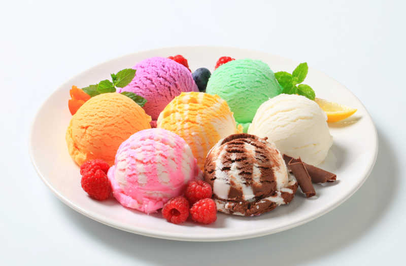 五颜六色的冰淇淋甜品