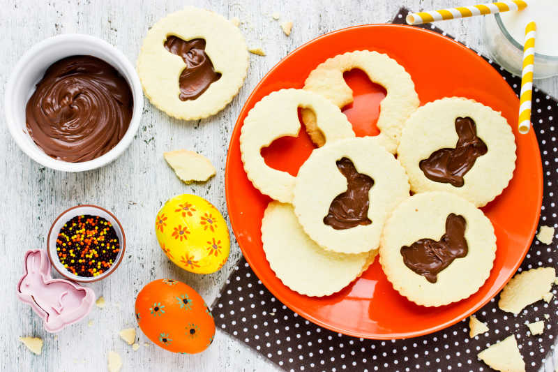 制作复活节巧克力兔子饼干甜点