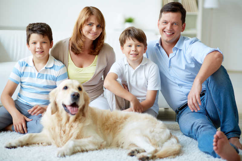 幸福家庭与宠物狗