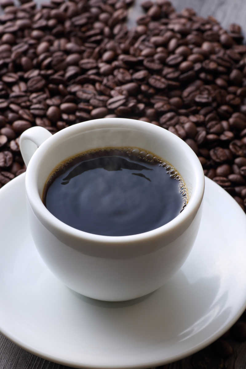 一杯咖啡与许多的咖啡豆