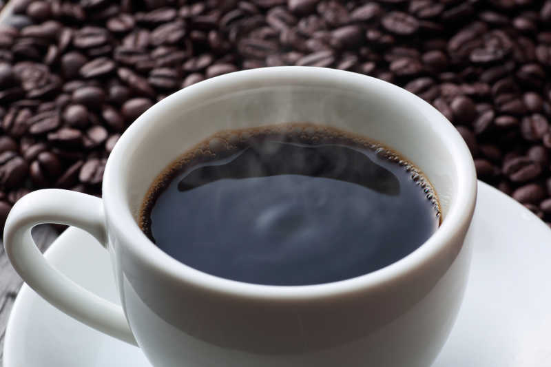 诱人的咖啡与咖啡豆
