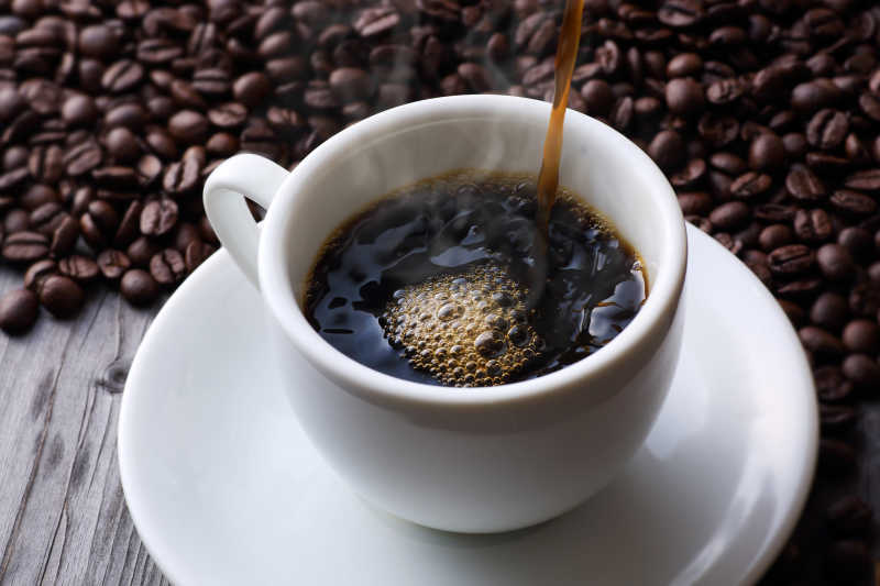 诱人的咖啡放在咖啡豆上