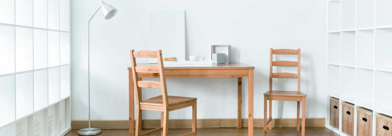 光线通透的房间里摆放着木制的桌椅