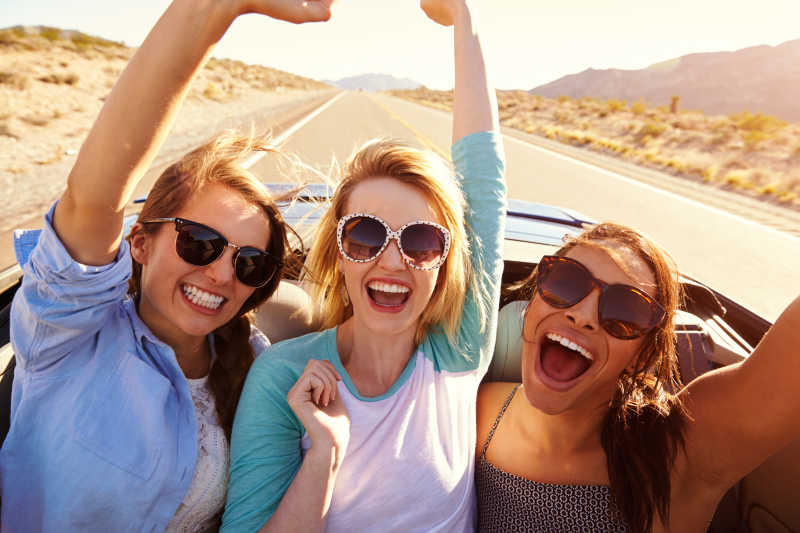 公路旅行中的三个快乐女子