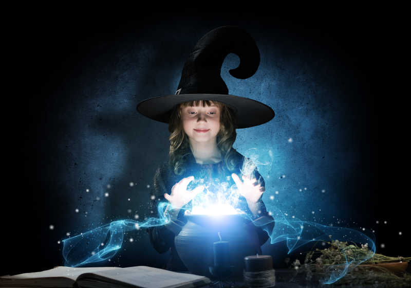施展巫术的小女巫