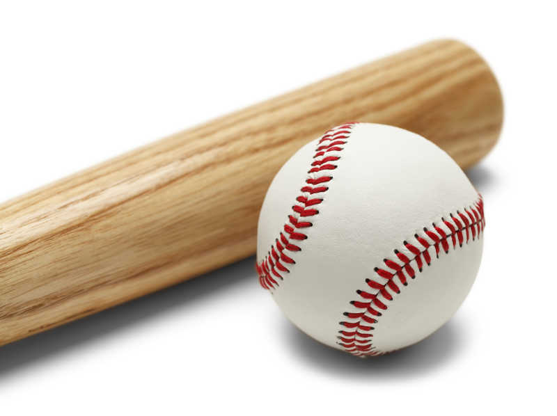 白色背景下的木制球棒与棒球